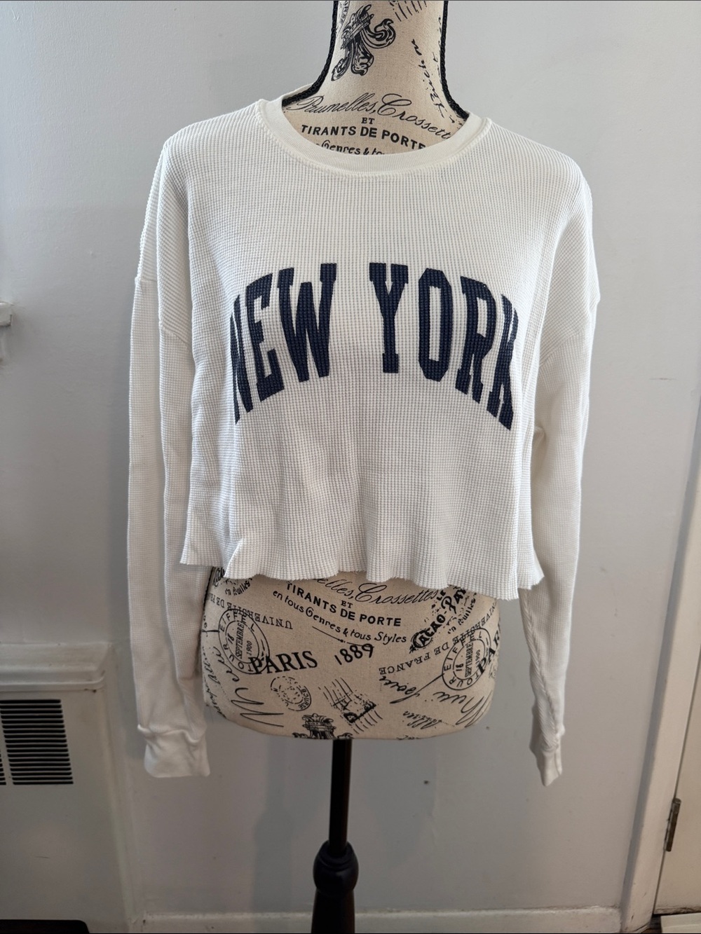 Brandy Melville White Cropped Waffle Knit Sweatshirt with Navy NEW YORK Print